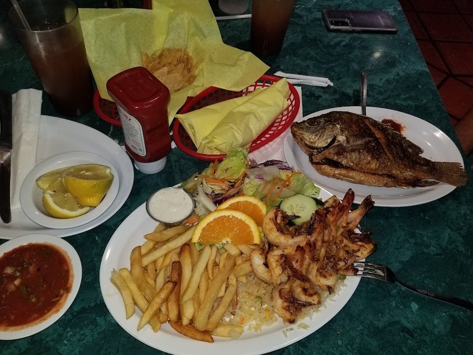 Camarones Al Ajillo Y Una Mojarra Frita